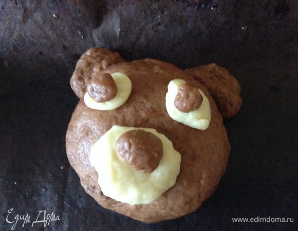 Духовку разогреть до 200С. Мишек нарыть полотенцем и оставить на 10-15 минут.
