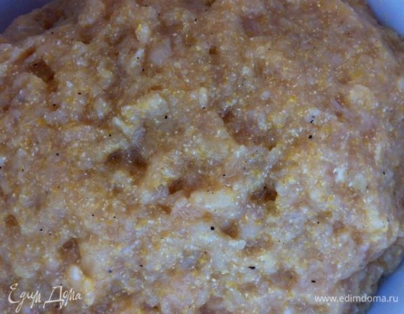 Сразу скажу - варила суп в кастрюле на 4 литра.
В кастрюлю наливаем воды и ставим на огонь. 
Вода закипела, солим по вкусу, кидаем 2 лавровых листа и одну целую луковицу без кожуры. Это все продолжает кипеть.
В куриный фарш добавляем 1 яйцо и 2 ст. ложки кукурузной муки, формируем руками фрикадельки и бросаем в кипящую воду.