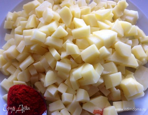 В кастрюлю бросаем порезанную кубиками картошку и 2 чайных ложки красной, сладкой паприки.