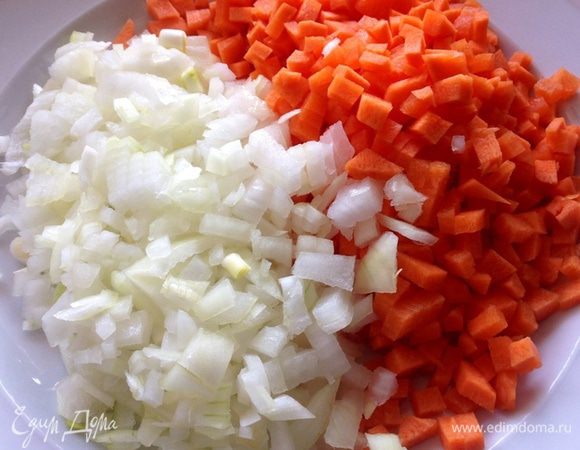 Теперь бросаем туда порезанную кубиками морковь и 1 порезанную небольшую луковицу.