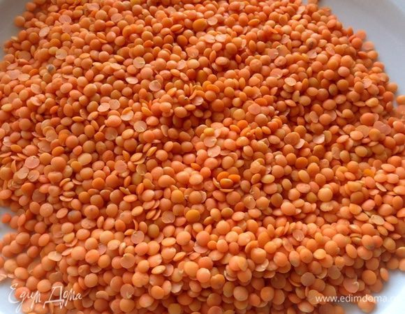 8 ст. ложек красной чечевицы промываем под проточной водой и в суп. 