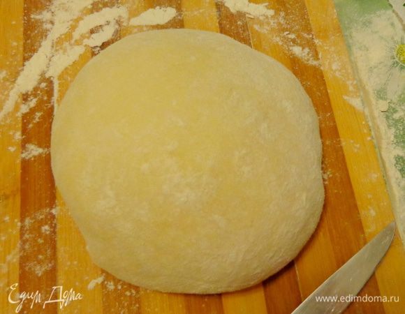 Замесить крутое тесто: слегка взбить яйцо с солью, добавить растительное масло и постепенно ввести муку. Обернуть пленкой и дать постоять полчаса.