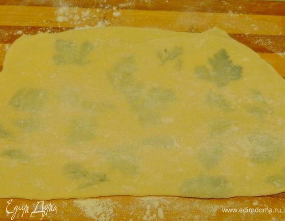 Раскатать второй кусочек теста тоже очень тонко, накрыть им тесто с зеленью и раскатать их вместе, чтобы пласты слиплись