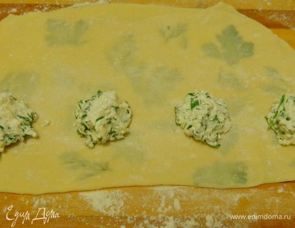 На готовое тесто с одной стороны уложить начинку,