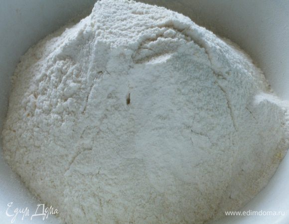 Смешать пшеничную муку с кукурузной, просеять.