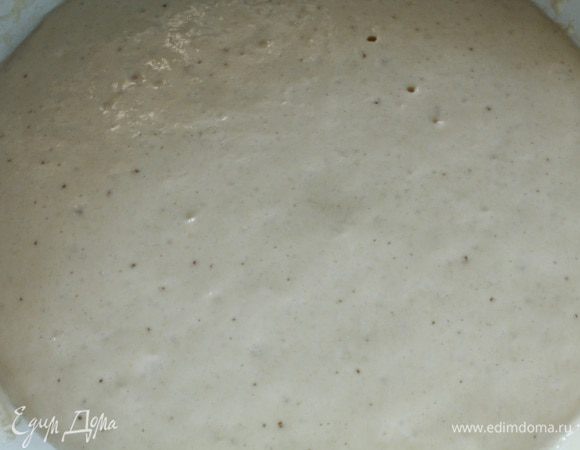 Добавить в дрожжевую смесь примерно треть муки, перемешать ложкой, накрыть посуду пленкой или салфеткой и оставить на 20 минут для активации дрожжей.