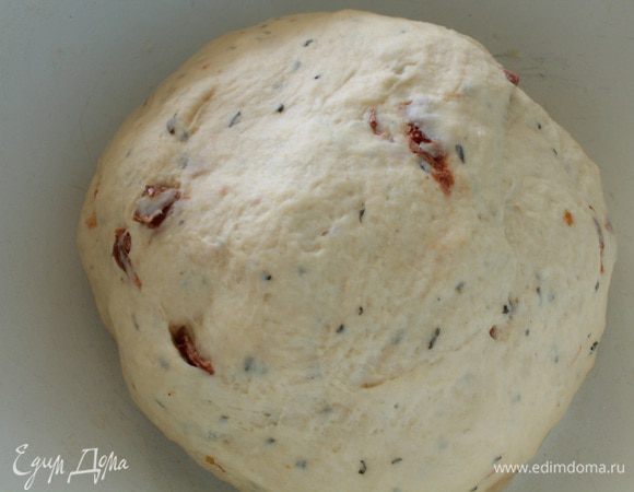 Постепенно добавить остальную муку и замесить не очень тугое тесто. Если тесто будет липнуть к рукам, добавьте еще горсточку муки. Посуду с тестом накрыть и оставить на 40 минут для подъема.