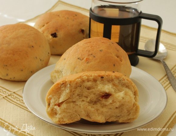 Верх булочек смазать водой с добавлением сахара. Выпекать булочки при 180 градусах 20-25 минут. Готовые булочки достать из духовки, накрыть полотенцем и дать постоять 5-10 минут. Приятного вам аппетита!