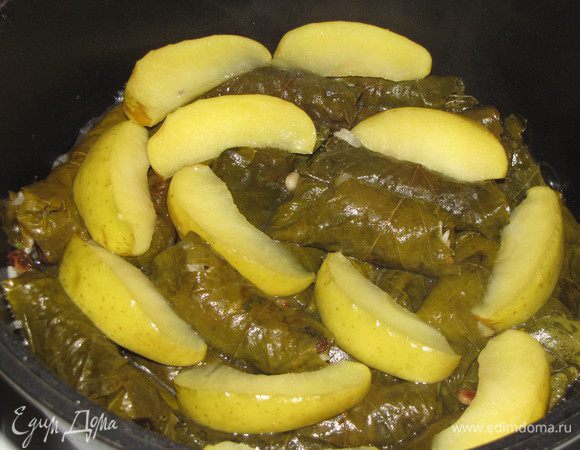 Довести до кипения, закрыть крышкой и варить на тихом огне 40 минут. 