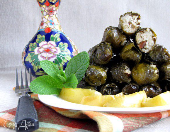 Выложить долму на тарелку, добавить тушенные яблочки, украсить мятой и подавать. Это очень вкусно! Приятного аппетита! 