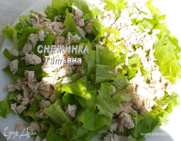 Салатные листья промываем, просушиваем на бумажном полотенце и рвём руками на крупные кусочки, выкладываем на блюдо. Готовую куриную грудку (у меня отварная) режем на кусочки. Можно порвать на волокна. Смешиваем на тарелке с салатными листьями.