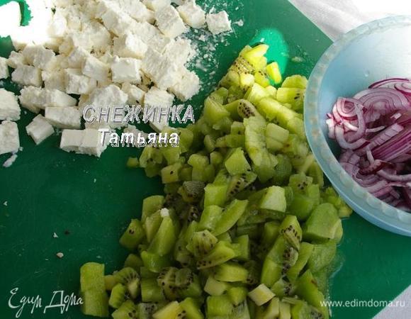 Лук чистим, нарезаем тонкими полукольцами. Брынзу нарезаем кубиком, киви чистим от кожуры и также нарезаем кубиком.