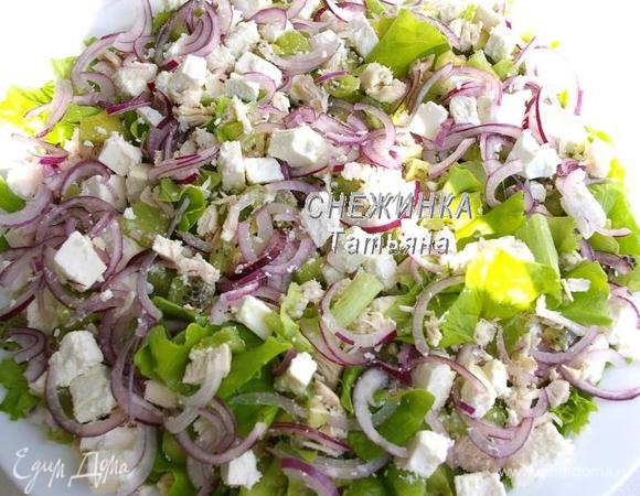 Выкладываем на общее блюдо и аккуратно всё слегка перемешиваем.