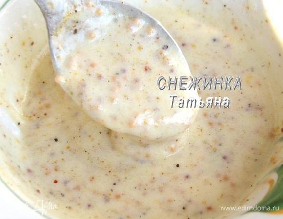 Приготовим заправку. Соединяем йогурт, оливковое масло, апельсиновый сок, горчицу, перемешиваем. По вкусу добавляем соль, сахар, свежемолотый перец.