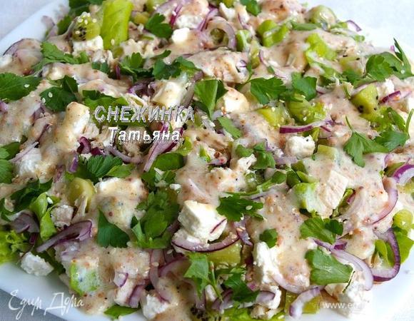 Распределяем заправку поверх салата. Сверху присыпаем кунжутным семенем. Салат готов! Заправку можно подать отдельно в соуснике.