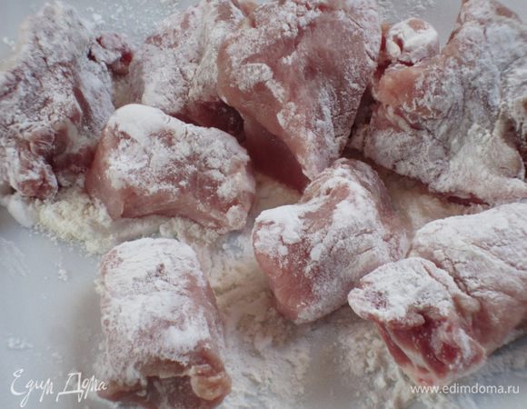 Свинину нарезать кубиками и обвалять в картофельном крахмале.