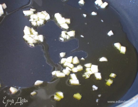 Чеснок мелко порубить и обжарить в оливковом масле.