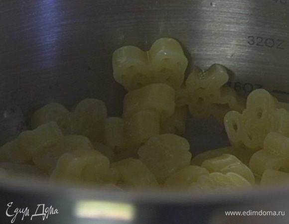 Макароны отварить в подсоленной воде согласно инструкции на упаковке, затем воду слить.