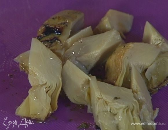 Артишоки разрезать вдоль на 4 части.