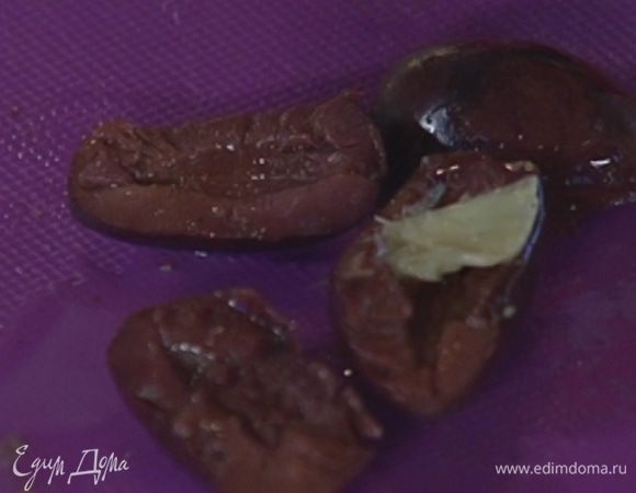 Оливки порезать небольшими кусочками.