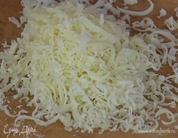Натереть на мелкой терке 1 ст. ложку сыра, оставшийся сыр натереть на крупной терке.