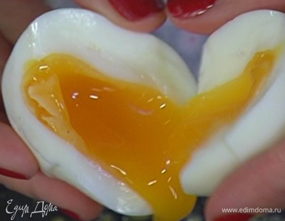 Яйца отварить вкрутую, затем почистить и отделить желтки (белки не понадобятся).