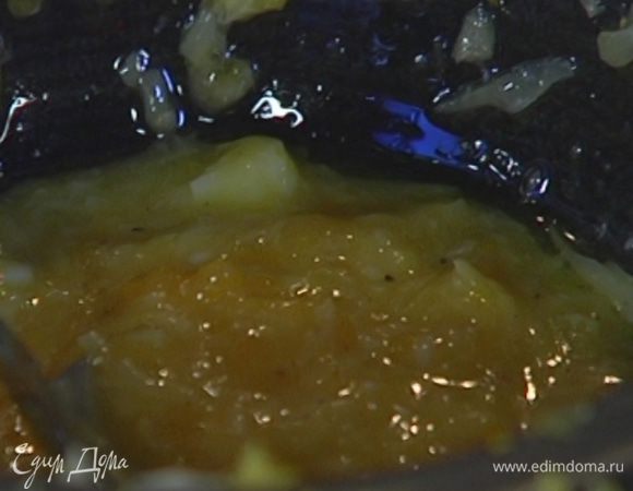 Приготовить заправку: чеснок почистить и растереть в ступке со щепоткой соли. Влить оливковое масло, лимонный сок, добавить натертый на мелкой терке сыр, лимонную цедру, яичные желтки, поперчить и все перемешать.