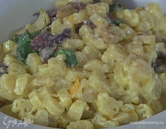 Отваренные макароны перемешать с заправкой, добавить оливки, артишоки и измельченные руками листья базилика, все перемешать и выложить на блюдо.