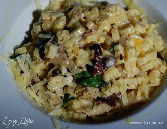 Посыпать пасту натертым на крупной терке сыром и сбрызнуть оливковым маслом.