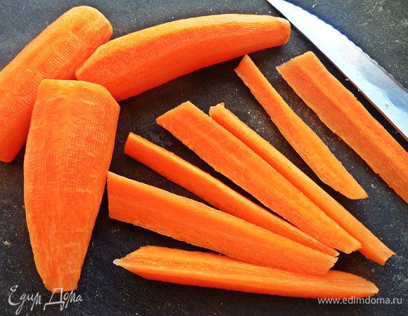 Морковь очистить и нарезать шпажками (чем тоньше, тем лучше).