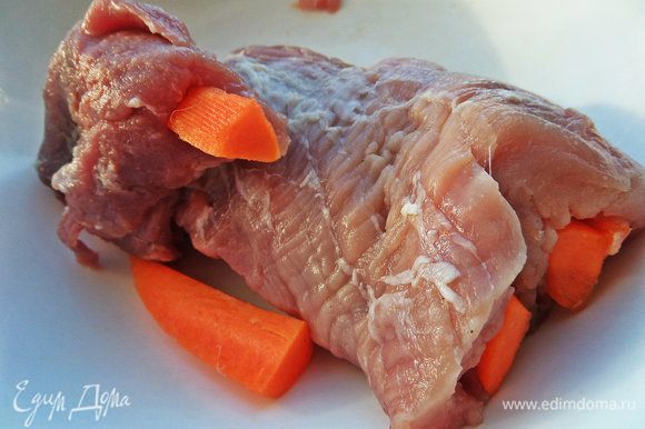 Мясо проколоть острым тонким ножом вдоль волокон и прокрутить ножом отверстие-окно, чтобы вставить морковные шпажки. Это сделать легко, мясо мягкое, податливое.