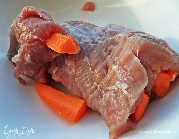 Мясо проколоть острым тонким ножом вдоль волокон и прокрутить ножом отверстие-окно, чтобы вставить морковные шпажки. Это сделать легко, мясо мягкое, податливое.