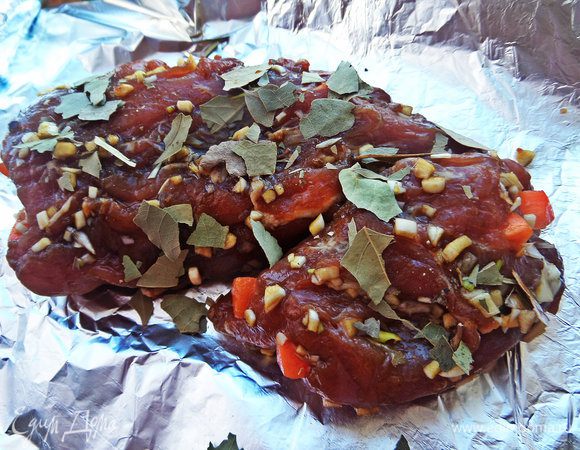 Перенести на фольгу и раскрошить на мясо несколько лавровых листиков.