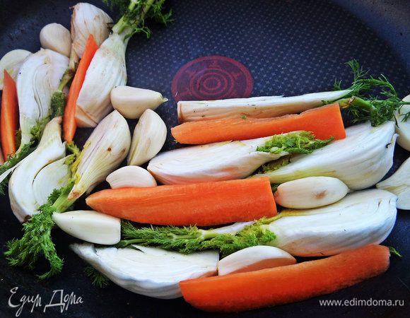 Разложить в форму вместе с оставшейся морковкой и разрезанными дольками чеснока. Сбрызнуть оливковым маслом, поперчить, посолить.