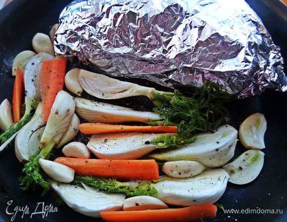 Рядом уложить закутанное в фольгу мясо. Отправляем запекаться при 200* до готовности.