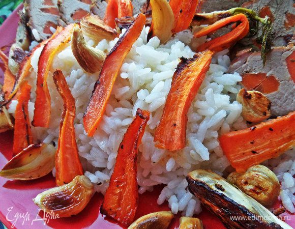 Рис готов через 20 минут и к этому времени можно вынимать овощи (или просто положить к мясу позже!). Я вынимала первую партию овощей и раскладывала в форме вторую.