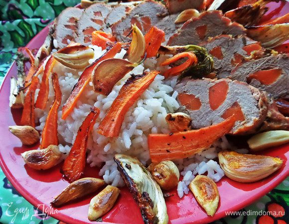 Вот это соблазн для любителей запечённого чесночка, видите, сколько его на тарелочке)