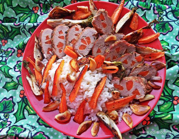 Подаём разрезанное мясо с рисом и остальными овощами вместе на одном большом блюде! Приятного аппетита, друзья!