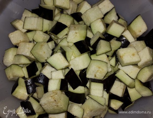 Баклажаны моем, режем кубиками, выкладываем в миску, хорошенько солим, перемешиваем и отставляем в сторону минут на 10.