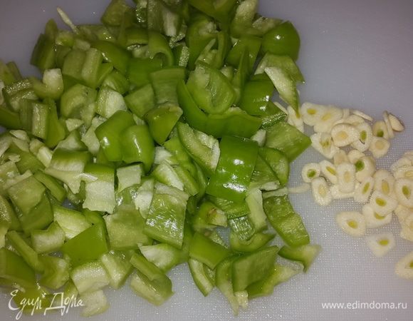 Чеснок режем кружочками, перец - квадратиками.