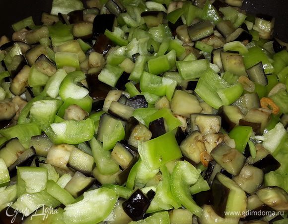 Затем добавляем перец, перемешиваем, убавляем огонь и тушим примерно 10 минут.