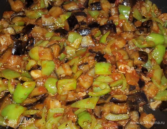 Далее добавляем томатный соус и немного воды, солим, перчим, добавляем сушеный базилик и тушим ещё 4-5 минут, помешивая.