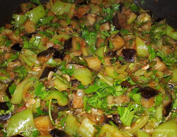 Посыпаем мелко-нарубленной петрушкой, перемешиваем и снимаем с огня. Перекладываем в кастрюлю.