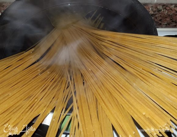 Параллельно отвариваем спагетти до состояния "аль-денте" в подсоленной воде с добавлением оливкового масла.
