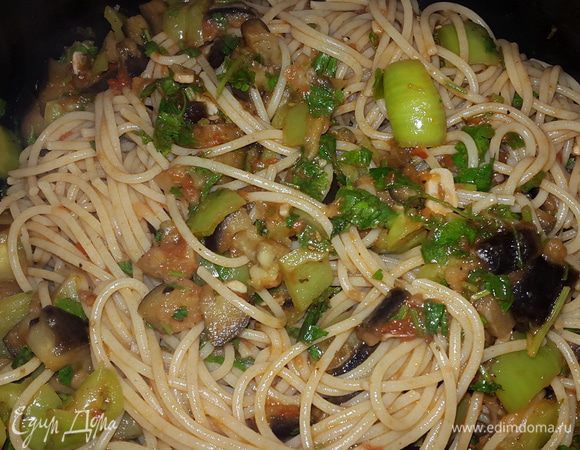 Соединяем готовые спагетти с соусом, аккуратно перемешиваем, немного прогреваем и сразу подаем.