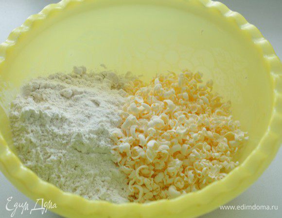 Холодное сливочное масло натереть на терке, добавить муку и соль.