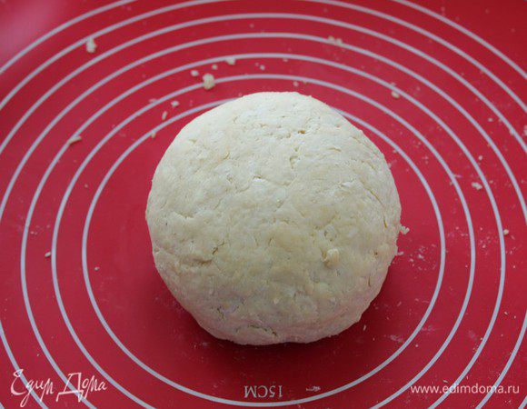 Быстро замесить тесто, собрать его в шар, завернуть в пленку и убрать в холодильник на 30-40 мин.
