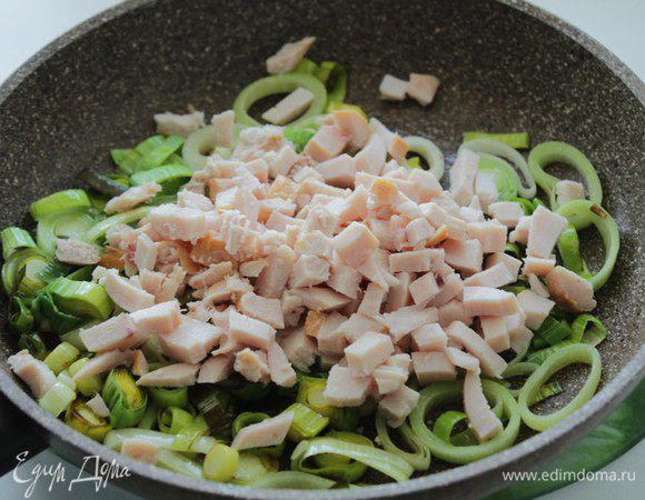 Добавить мелко нарезанную копченную куриную грудку, перемешать и снять с плиты.