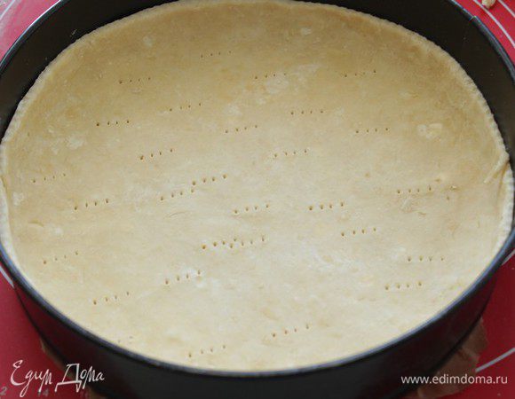 Тесто раскатать и выложить форму, сделав бортики, вилкой сделать несколько проколов. Выпекать 10-15 минут, при температуре 180-190С.