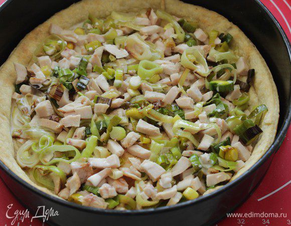 Вынуть корж из печи, выложить начинку.